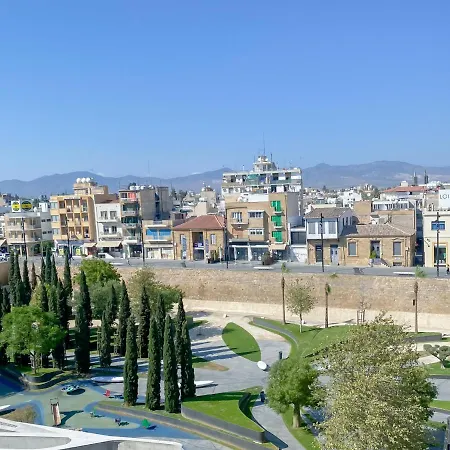Phaedrus Living: Plateia Grigio *
